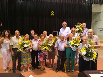 Els matrimonis que celebren enguany les noces d'or van rebre un ram de flors en el Dinar de la Gent Gran