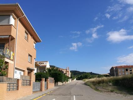 Vista del carrer sense nom des de la porta de l'Escola Sant Ramon