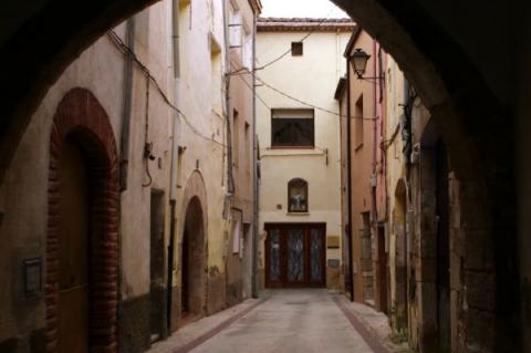 Carrer del Roser, amb la capelleta al fons