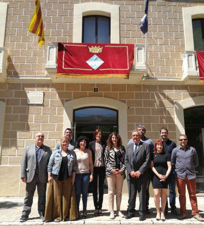 Els nous regidors davant la façana de l'Ajuntament Els nous regidors davant la façana de l'Ajuntament