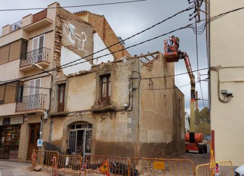 El número 14 de la plaça Verdaguer fa cantonada amb el carrer del Treball