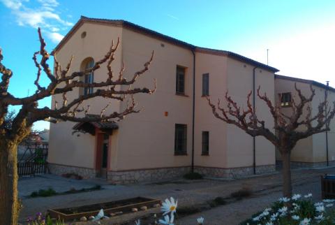 La Biblioteca es troba a la planta baixa de l'edifici històric de l'Escola