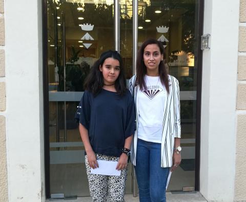 Bassma Lyemlahi, premiada en el concurs literari, i Fatima Zohra El Ghazi, guanyadora de la beca universitària Bassma Lyemlahi i Fatima Zohra El Ghazi