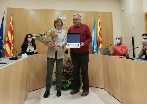 Anna Prats va rebre una placa i un ram de flors de mans de l'Alcalde