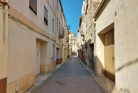 El carrer Joan Trenchs, vist des del passeig del Pla