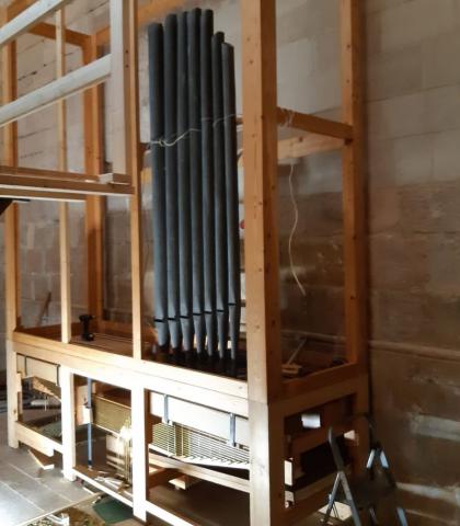 Els nous tubs s'instal·len al darrere del cos principal de l'orgue