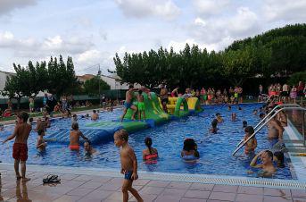 Inflables a la piscina durant la Festa Major del 2018