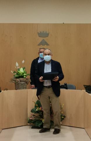 El Dr. Moreno va rebre una placa i un obsequi floral en l'acte d'homenatge