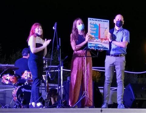 Mariona Vadrí, al centre, va mostrar el cartell guanyador dilluns a la nit acompanyada d'Isabel Grau i Martí Rull