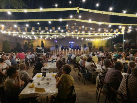 Revetlla popular a la Plaça de la Vila Revetlla popular a la Plaça de la Vila