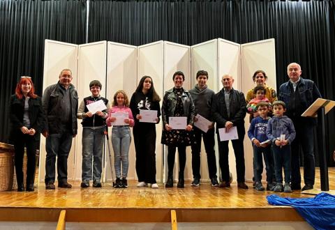 Foto de conjunt amb els premiats del concurs literari i el de fotografia